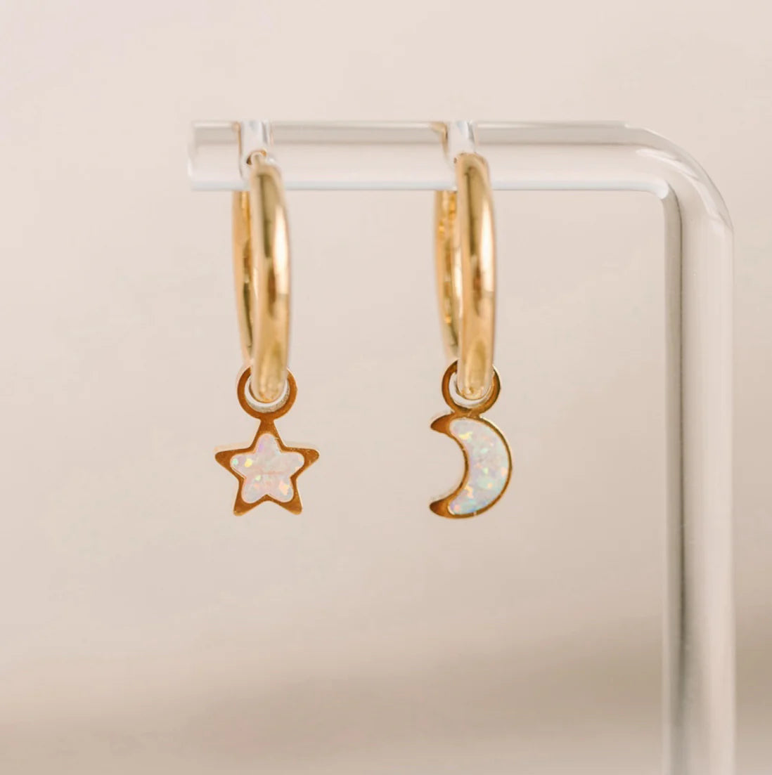 Ciondoli Moon & Star in opale naturale placcati oro 18K, intercambiabili con Huggies Pierced Co, ipoallergenici e resistenti all’acqua.