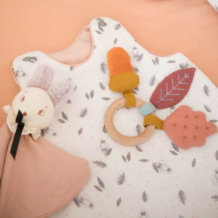 Neonato gioca con sonaglio anello in legno Moulin Roty Après la Pluie con foglie e ghianda