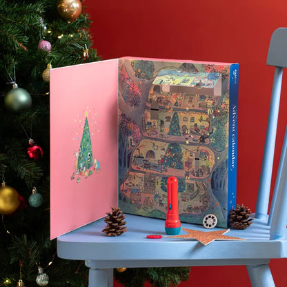 Bambino usa la lampada a storie del Calendario dell’Avvento Moulin Roty La Grande Famille