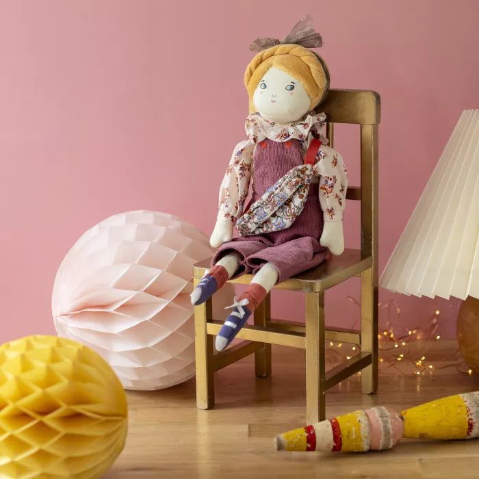 Bambola Mademoiselle Églantine Créative in salopette di velluto e cofanetto illustrato – Moulin Roty Les Parisiennes