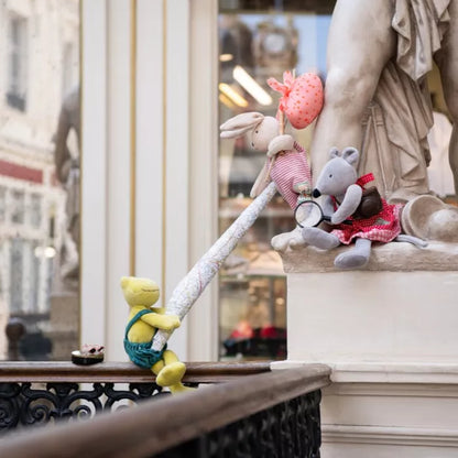 Perlette la Ranocchia con salopette floreale – Peluche Moulin Roty per bambini