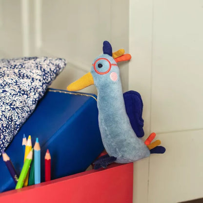 Peluche sonaglio Petit Oiseau Bleu in velluto con occhiali e cresta a ventaglio – Moulin Roty Les Toupitis