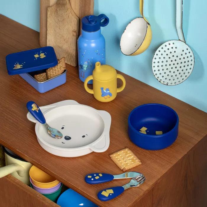 Set vaisselle silicone Moulin Roty Puce & Pilou usato a tavola con illustrazioni giocose per bambini