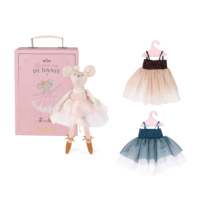 Bambina gioca con la valigetta Moulin Roty La Petite École de Danse e i suoi abiti da ballerina