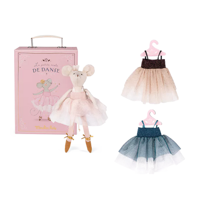 Bambina gioca con la valigetta Moulin Roty La Petite École de Danse e i suoi abiti da ballerina