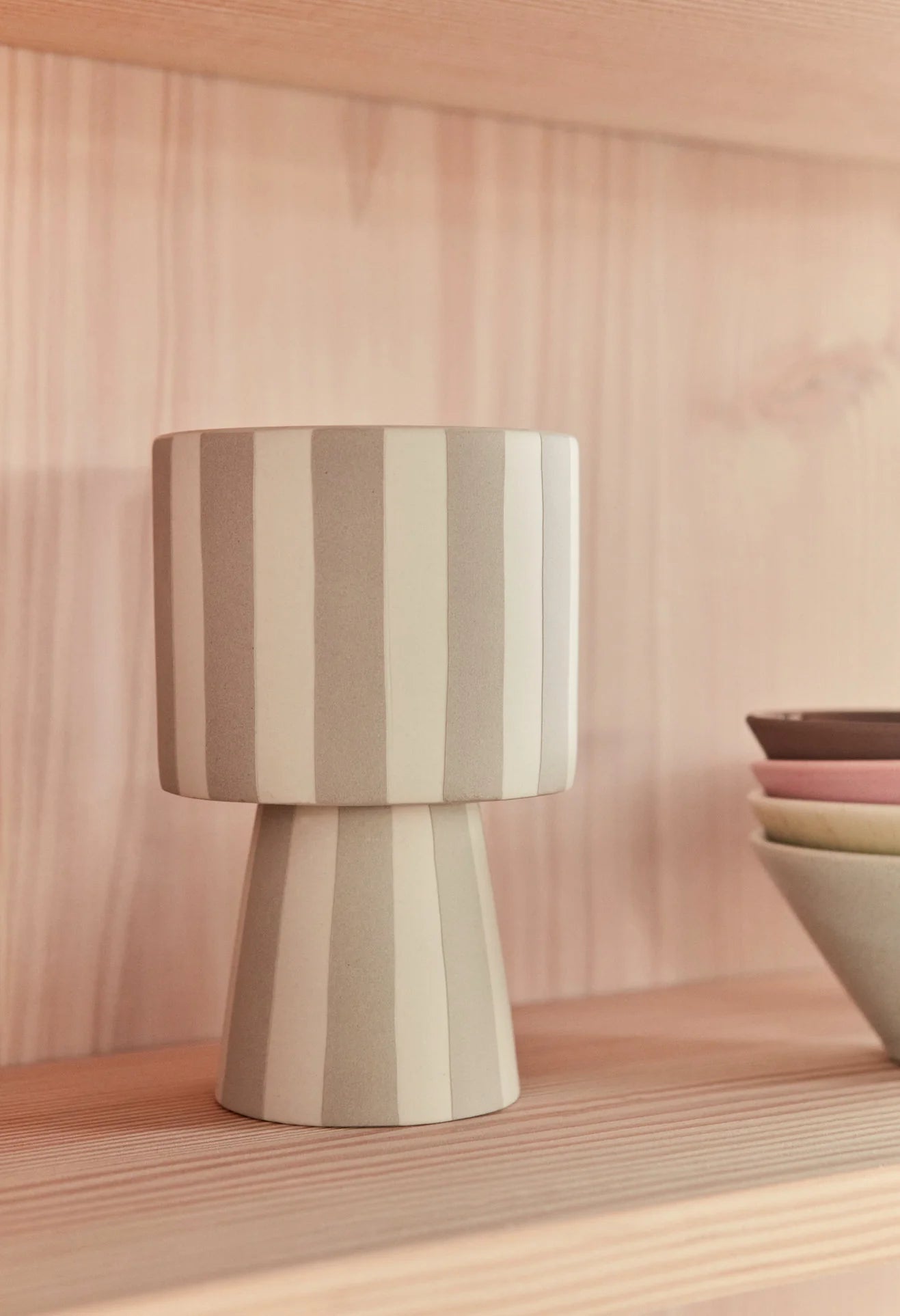 Vaso Toppu OYOY con pianta su tavolino in stile scandinavo