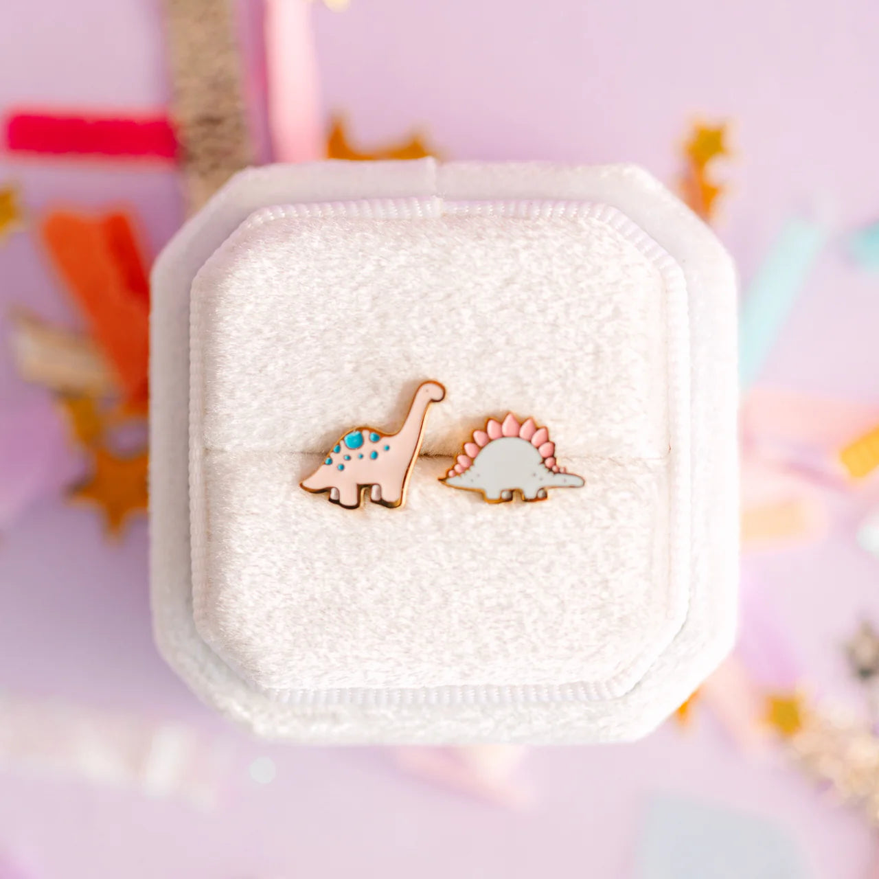 Orecchini Pastel Dinos ipoallergenici in smalto pastello con chiusura flat screw-back, ideali per bambine e ragazze con orecchie sensibili.