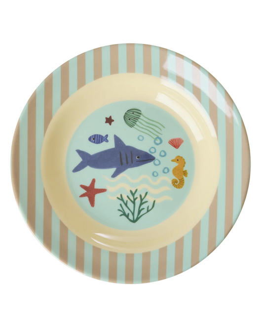 Piatto fondo Rice per bambini in melamina con stampa Blue Ocean, su sfondo bianco