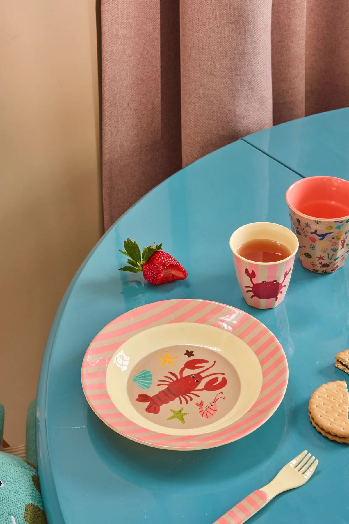 Piatto fondo Rice bambini con stampa Coral Ocean, usato a tavola apparecchiata