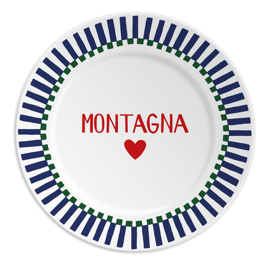 Piatto in porcellana con scritta “Montagna” e cuore rosso, Collezione Winter di Ilaria I, Made in Italy.