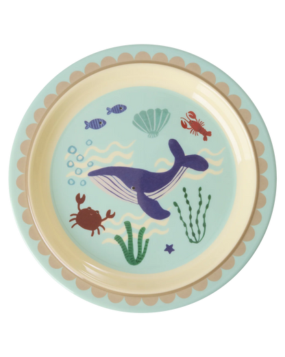 Piatto piano Rice per bambini in melamina con stampa Blue Ocean, su sfondo bianco