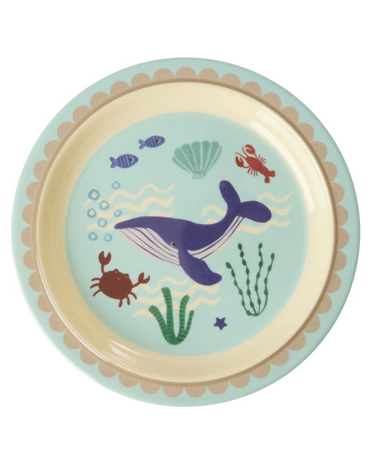 Piatto piano Rice per bambini in melamina con stampa Blue Ocean, su sfondo bianco