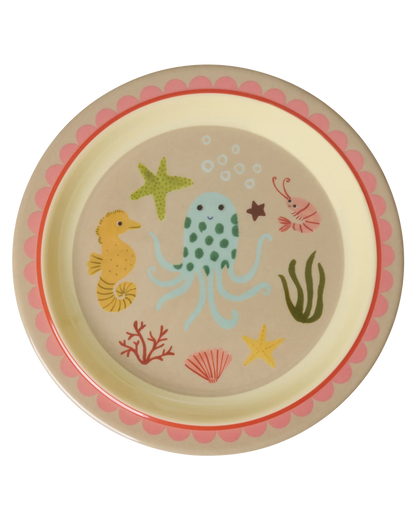 Piatto piano Rice per bambini in melamina con stampa Coral Ocean, su sfondo bianco