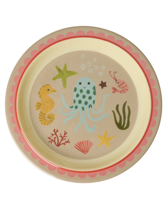 Piatto piano Rice per bambini in melamina con stampa Coral Ocean, su sfondo bianco