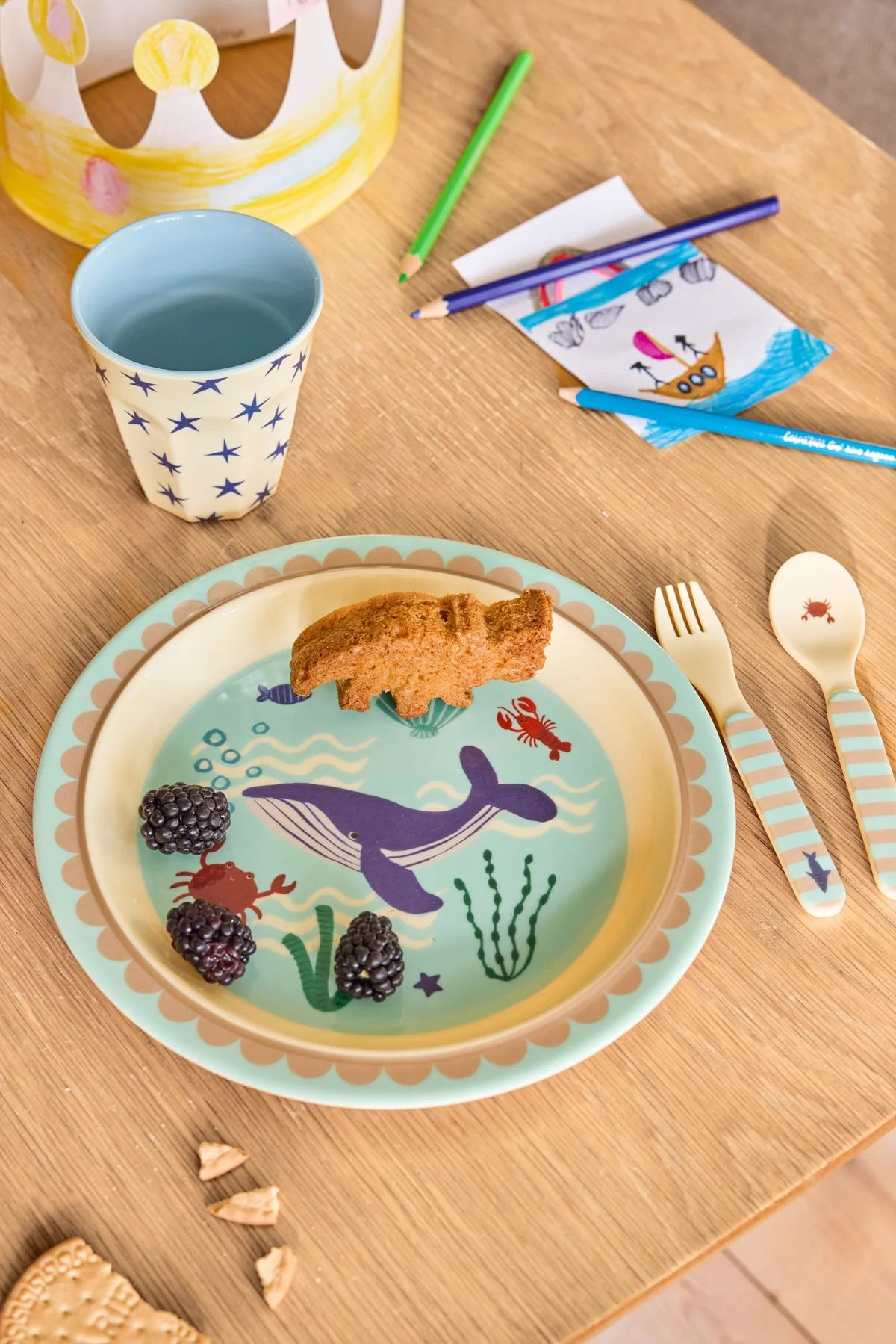 Piatto piano Rice bambini con stampa Blue Ocean, usato a tavola apparecchiata