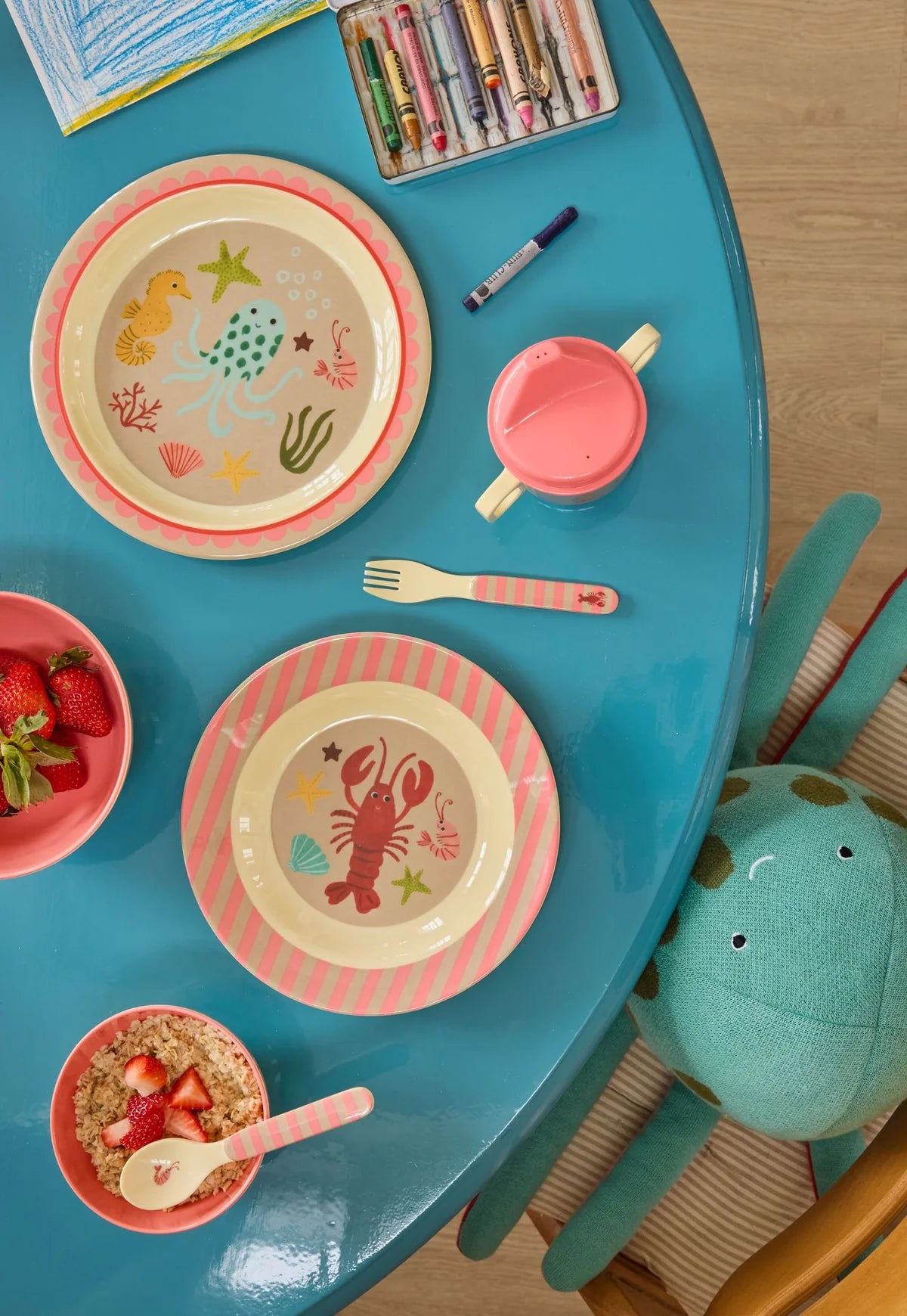Piatto piano Rice bambini con stampa Coral Ocean, usato a tavola apparecchiata