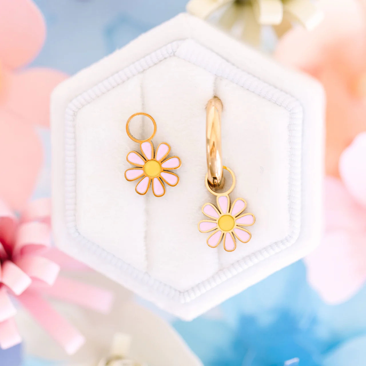 Ciondoli intercambiabili Pink Daisy in smalto rosa placcati oro 18K per Huggies Pierced Co, ipoallergenici e resistenti all’acqua.
