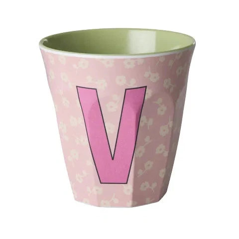 Bicchiere RICE lettera V in melamina rosa con fiori per bambini