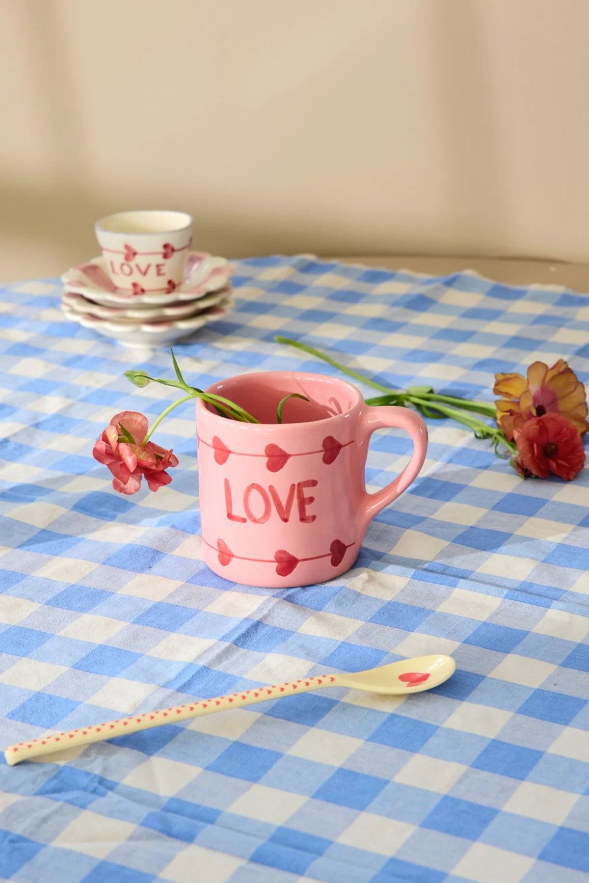 Tazza LOVE RICE Denmark rosa con cuori su tavola colorata – colazione allegra