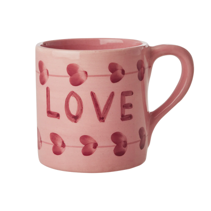 Tazza in ceramica rosa RICE Denmark con cuori e scritta LOVE dipinta a mano