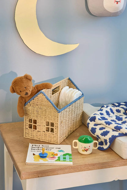 Cesto decorativo Rice a forma di casa in rafia blu in cameretta bambini