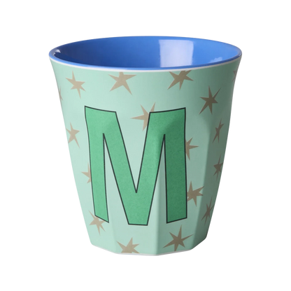 Tazza RICE Denmark verde con stelle bianche e lettera M in melamina, vista frontale