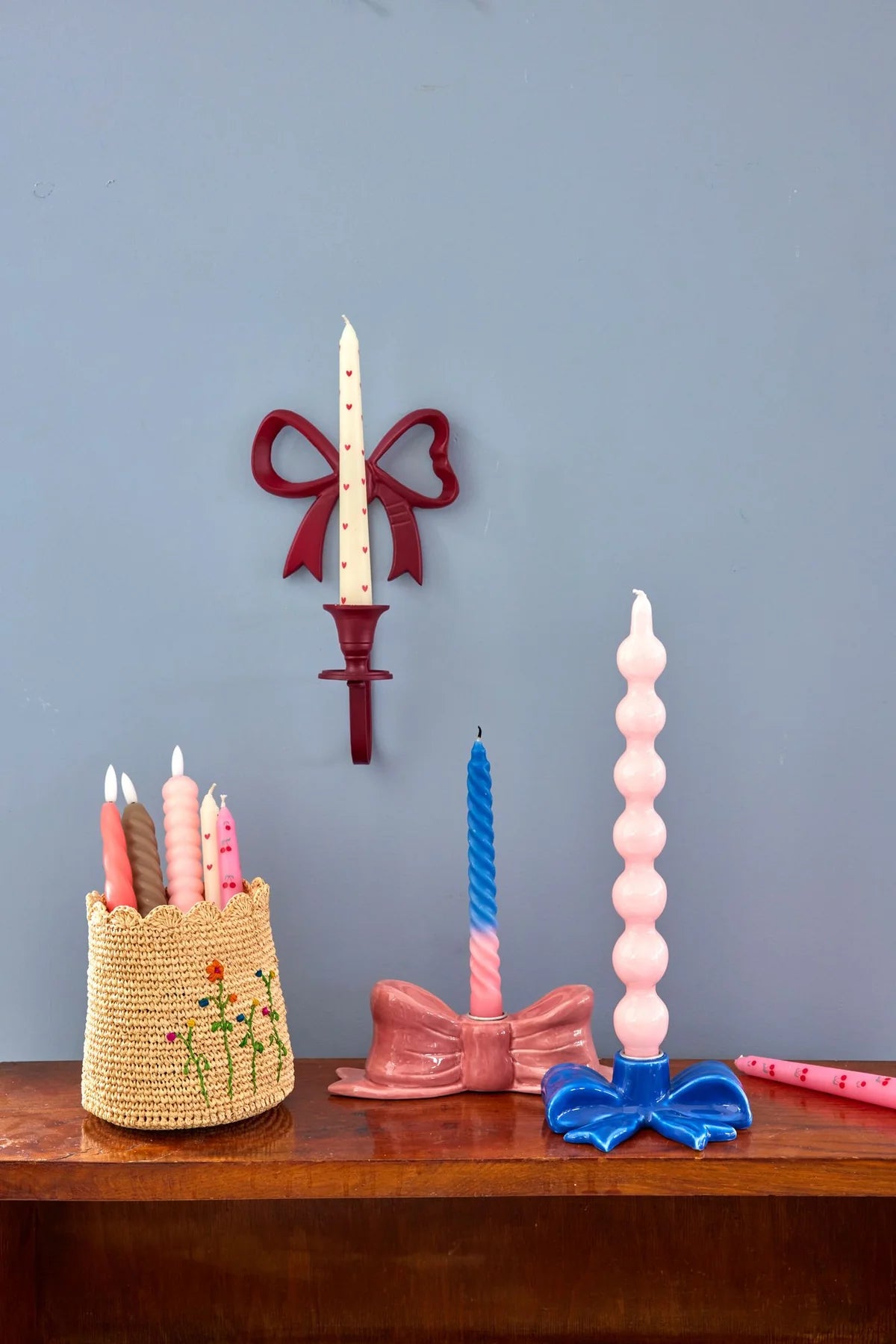 Candele RICE Denmark con cuori rossi accese su tavola per un’atmosfera hygge