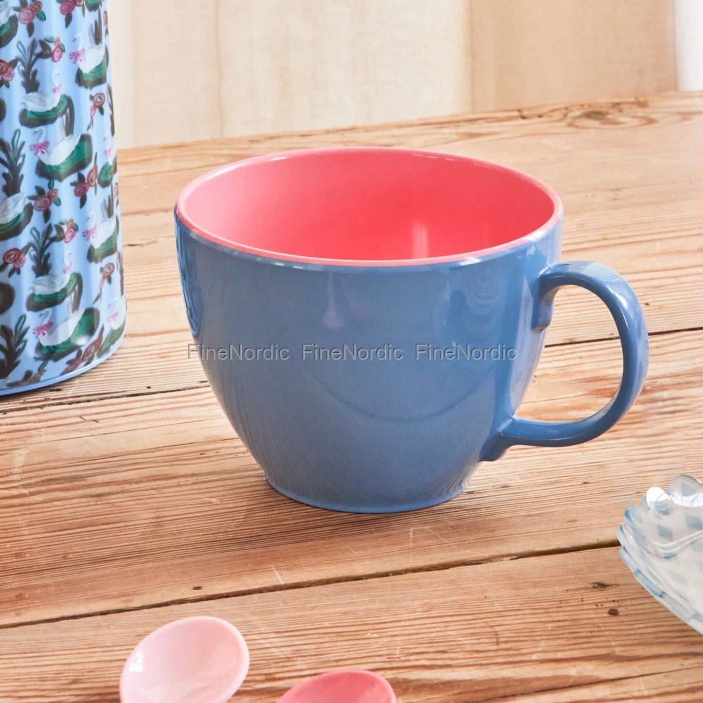 Tazza Rice Dove Blue su tavola apparecchiata all'aperto