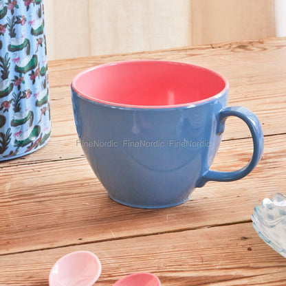 Tazza Rice Dove Blue su tavola apparecchiata all'aperto