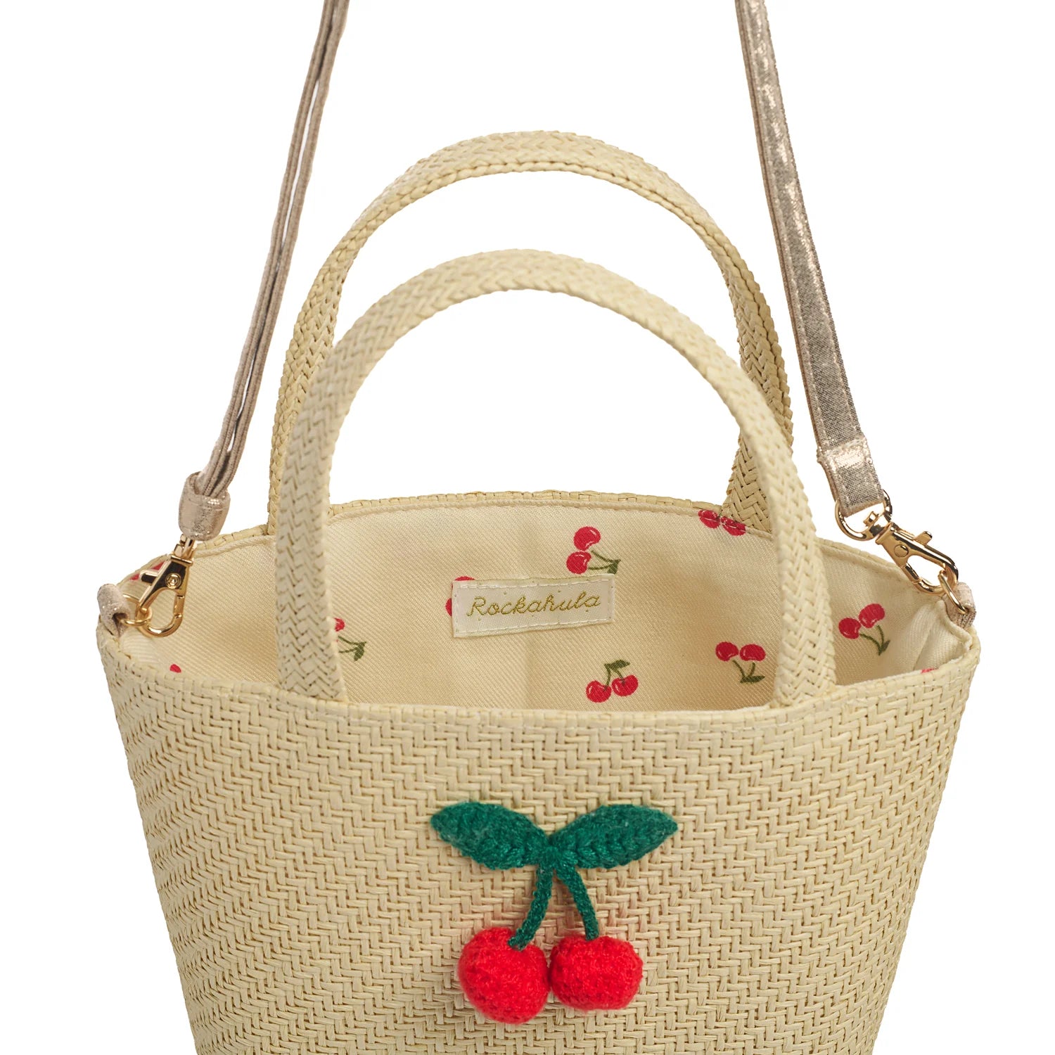 Bambina con borsa cestino Rockahula ciliegie in rafia in look estivo