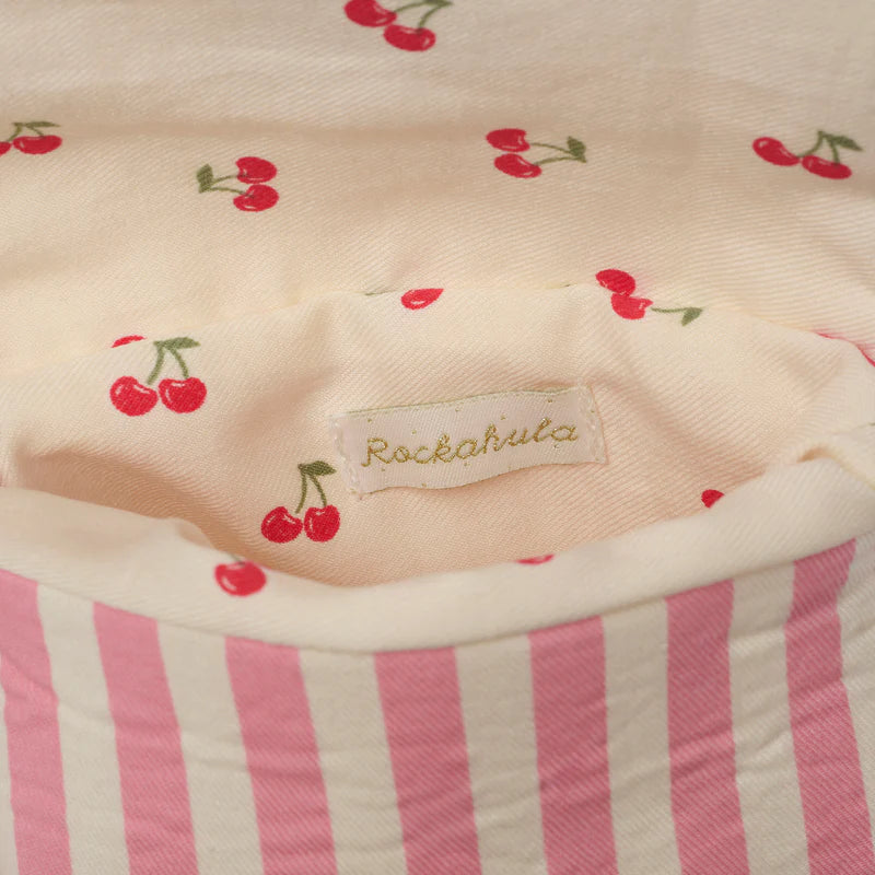 Bambina con borsetta Rockahula Cherry Kiss rosa con ciliegie in look estivo
