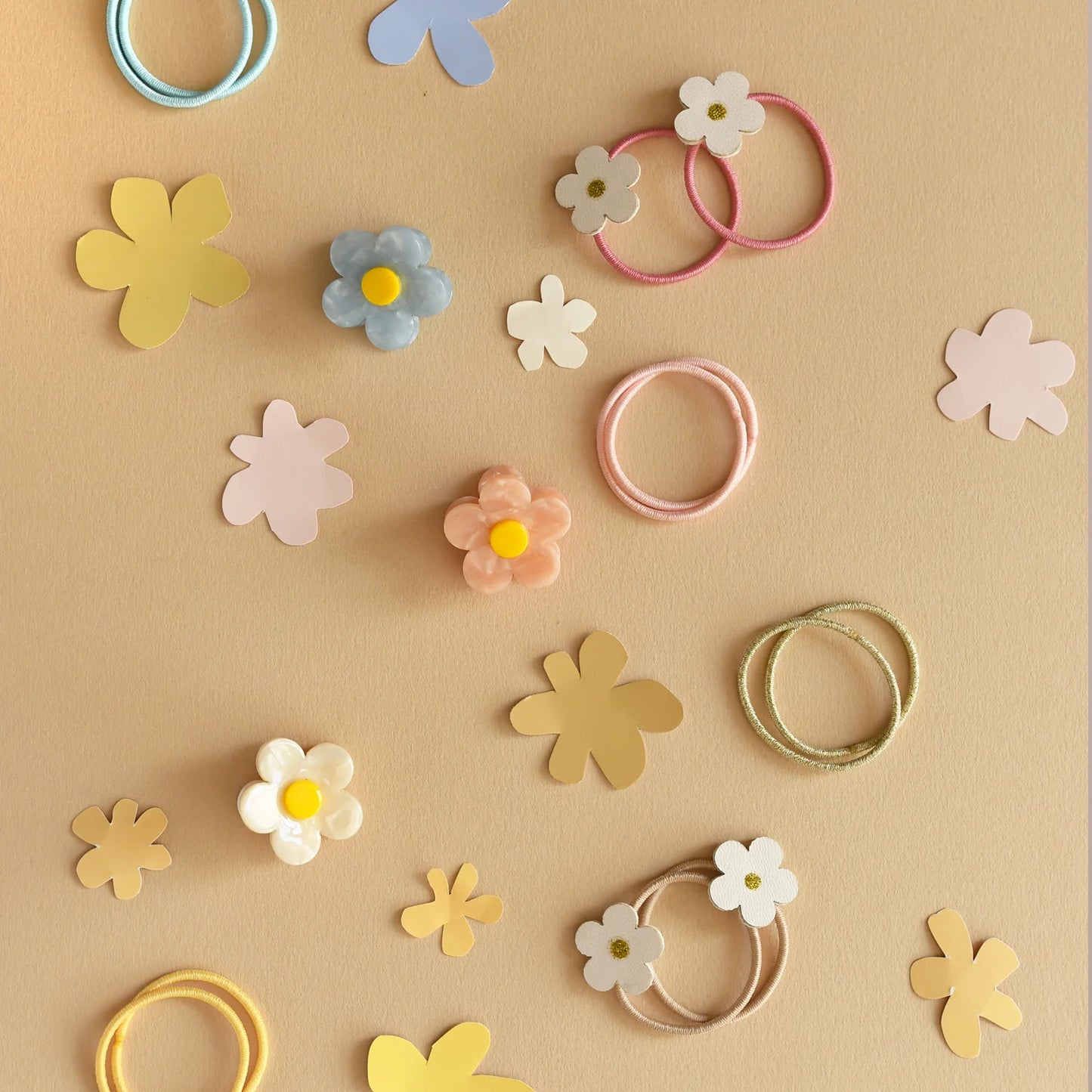 Dettaglio clip Rockahula Mini Daisy perlata per capelli fini