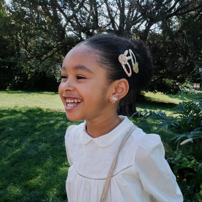 Bambina con orecchini a clip Rockahula primaverili in look colorato