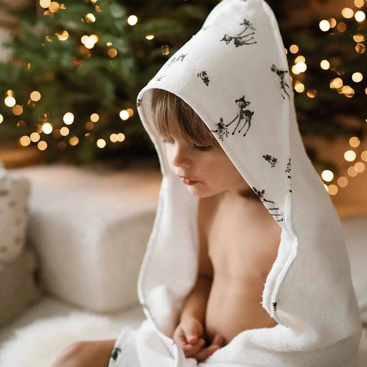 Baby bath cape Rose in April Colette écru con stampa cerbiatto – dettaglio tessuto e cappuccio