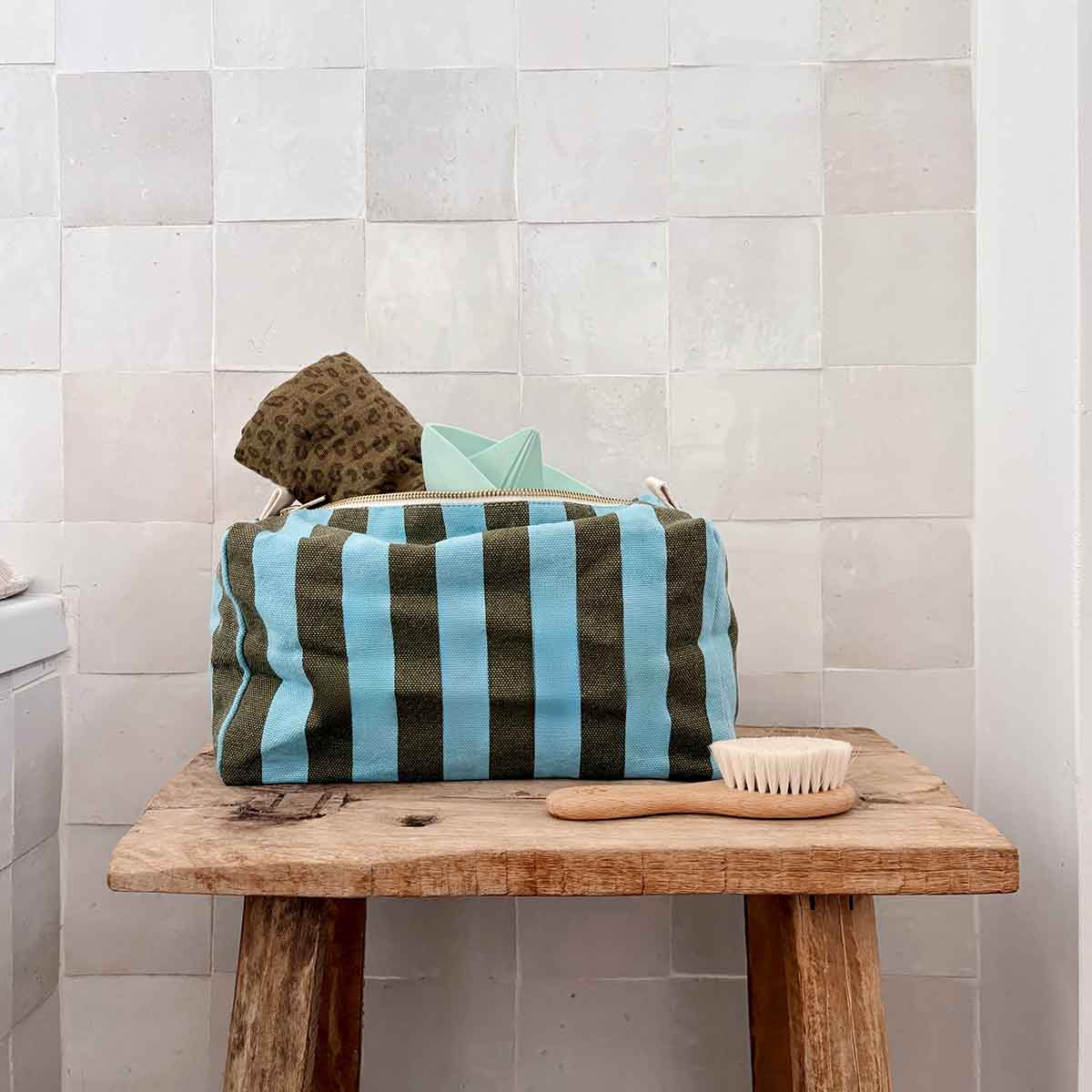 Beauty Case Vic Stripes Olive Blue Rose in April usato come beauty da viaggio