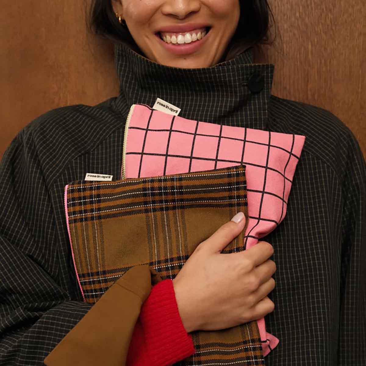 Pochette Lili Rose in April tartan posata su tavolo come accessorio lifestyle