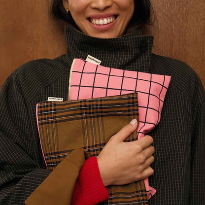 Pochette Lili Rose in April tartan posata su tavolo come accessorio lifestyle