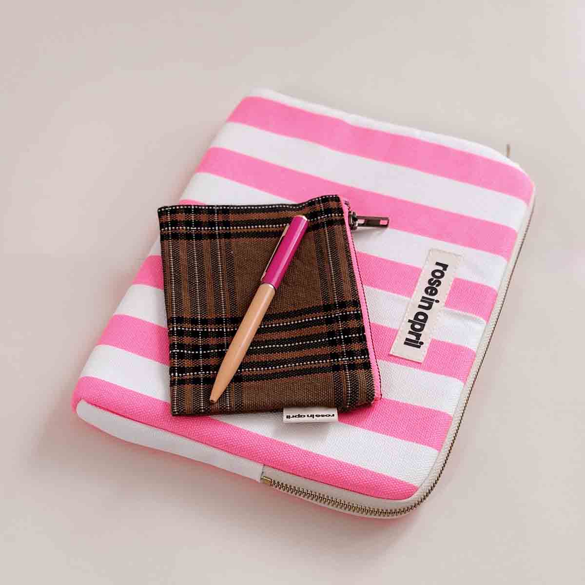 Pochette Rose in April Mini Marie Tartan usata come beauty lifestyle