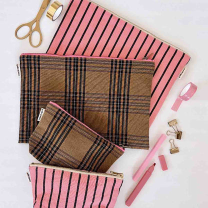 Pouch Sofia Tartan Rose in April utilizzata come beauty lifestyle