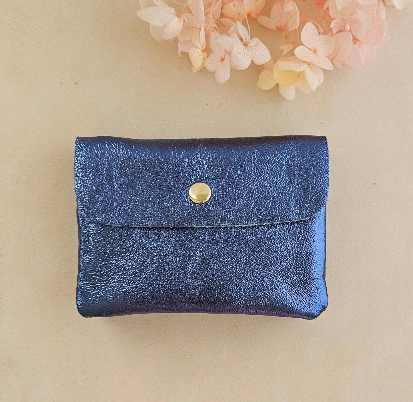 Portafoglio Royal Marais in pelle metallizzata navy con bottone dorato