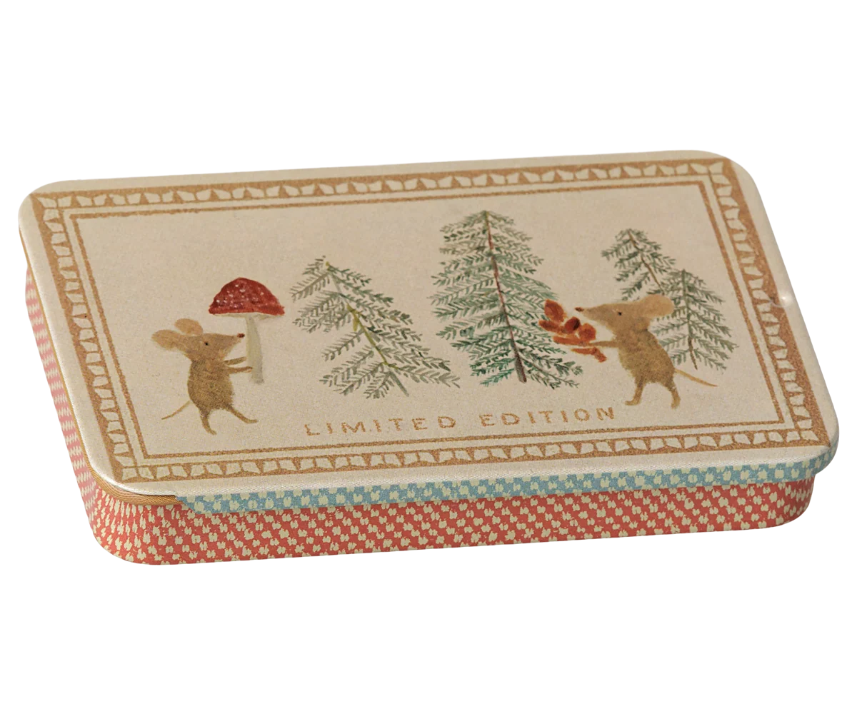 Scatola in metallo Maileg con coperchio scorrevole decorata con topolini natalizi, ideale come confezione regalo o contenitore per piccoli oggetti e ricordi.