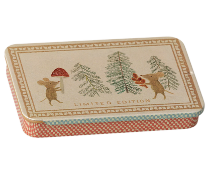 Scatola in metallo Maileg con coperchio scorrevole decorata con topolini natalizi, ideale come confezione regalo o contenitore per piccoli oggetti e ricordi.