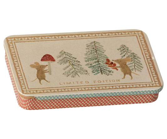 Scatola in metallo Maileg con coperchio scorrevole decorata con topolini natalizi, ideale come confezione regalo o contenitore per piccoli oggetti e ricordi.