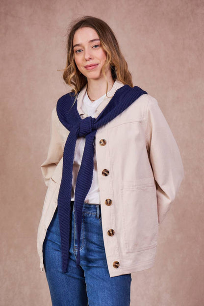 Modella indossa sciarpa con cappuccio Sophie Hood blu navy