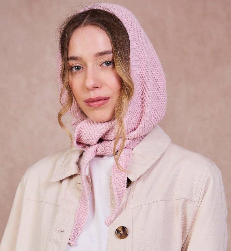 Modella indossa sciarpa con cappuccio Sophie Hood rosa chiaro