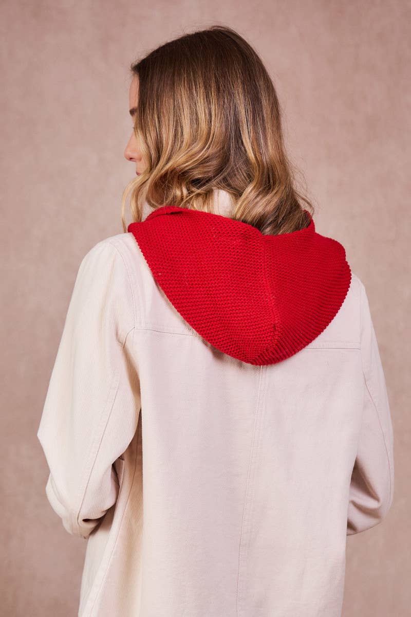 Dettaglio maglia sciarpa con cappuccio Sophie Hood rossa