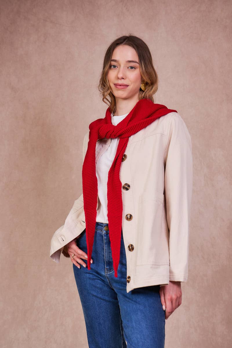 Modella indossa sciarpa con cappuccio Sophie Hood rossa