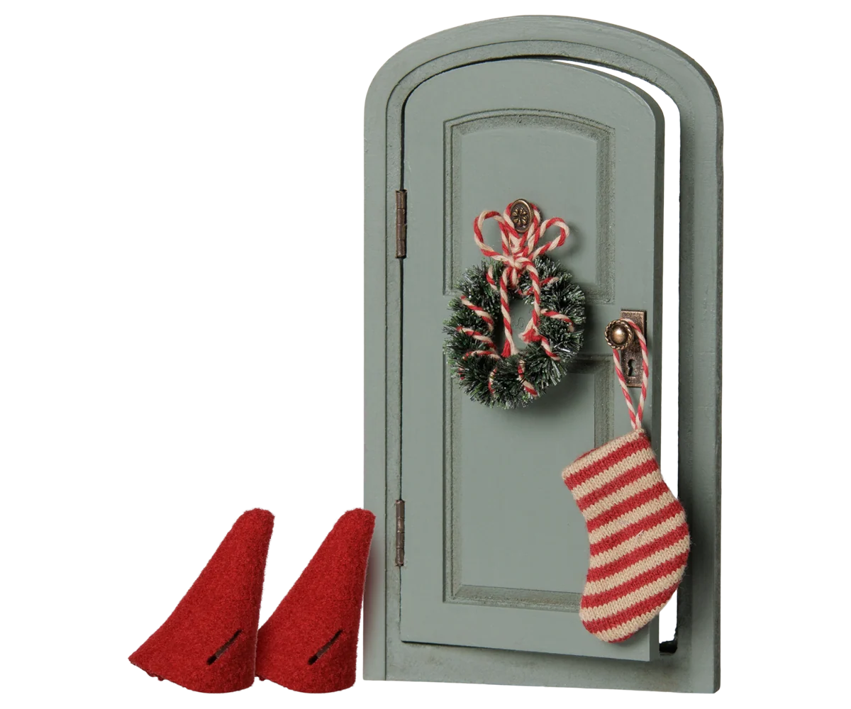 Set Porta Natalizio Maileg con porta in legno, ghirlanda, calza e cappellini rossi per topolini.