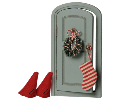 Set Porta Natalizio Maileg con porta in legno, ghirlanda, calza e cappellini rossi per topolini.