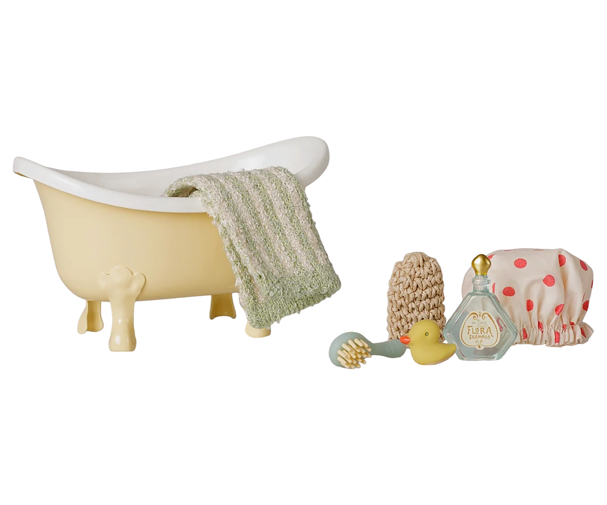 Set Vasca da Bagno Maileg per topolini con vasca gialla in metallo, asciugamano, cuffietta, paperella, shampoo e spazzola per la Casa dei Topolini.